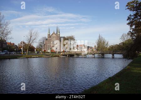 Singelgracht Kanal, St.. Joseph's Church und eine Holzbrücke, Kneppelbrug, Nassaubrug in Alkmaar, Norh Holland, Herbst. Niederlande, Oktober Stockfoto