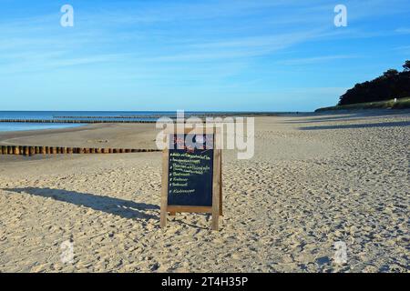 Imbiss Hinweis am Strand von Zempin. Nach der großen Sturmflut herrscht jetzt Ebbe hier an der Ostsee. Zempin 30.10.2023 *** Snack-Hinweis am Strand von Zempin nach dem großen Sturm ist jetzt Ebbe hier an der Ostsee Zempin 30 10 2023 Credit: Imago/Alamy Live News Stockfoto