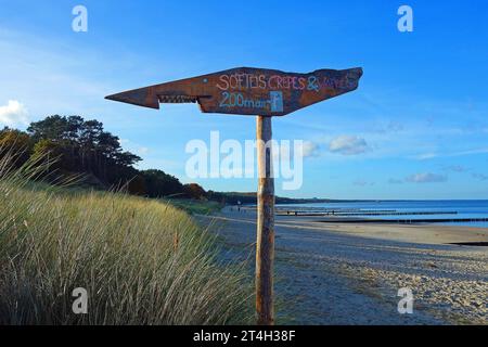 Imbiss Hinweis am Strand von Zempin. Softeis, Crepes und Waffel 200 m am Parkplatz. Nach der großen Sturmflut herrscht jetzt Ebbe hier an der Ostsee. Zempin 30.10.2023 *** Snack Note am Strand von Zempin Softeis, Crepes und Waffeln 200 m auf dem Parkplatz nach dem großen Sturm ist jetzt Ebbe hier an der Ostsee Zempin 30 10 2023 Credit: Imago/Alamy Live News Stockfoto