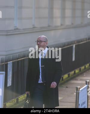 London, Großbritannien. 31. Oktober 2023. Lee Cain, ehemaliger Kommunikationsdirektor in der Downing Street, kommt bei der COVID-19-Untersuchung des Vereinigten Königreichs an. Es handelt sich um eine unabhängige öffentliche Untersuchung zur Reaktion des Vereinigten Königreichs auf die COVID-19-Pandemie und zu den Auswirkungen dieser COVID-19-Pandemie Credit: Richard Lincoln/Alamy Live News Stockfoto