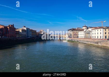 Florenz, Italien: Blick auf den Fluss Arno mit Blick auf Ponte Vecchio, florenz Italien. Stockfoto