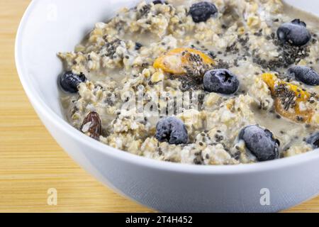 Nachthafer mit Chiasamen und Heidelbeeren Stockfoto