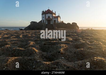 Capela do Senhor da Pedra oder Herr der Felsenkapelle bei Sonnenuntergang, Miramar, Portugal Stockfoto