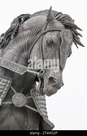 Fragment des Denkmals für Dmitri Donskoy, eine berühmte russische historische Figur an der Kreml-Mauer in Kolomna, Region Moskau, Russland am 11. April 1912 Stockfoto