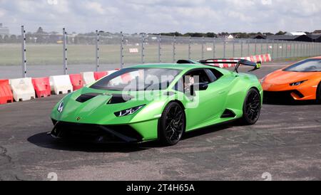 Dreiviertel-Vorderansicht eines Lamborghini Huracan STO, der die Live-Arena nach dem Super Car Showdown auf der British Motor Show 2023 verlässt Stockfoto