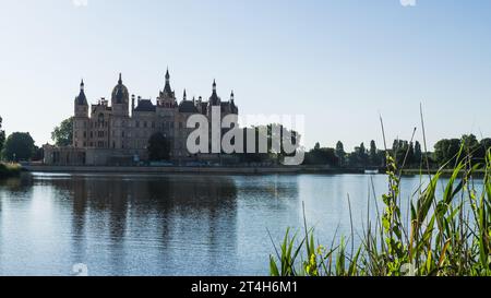 Schloss Schwerin mit Schweriner See im Vordergrund Stockfoto