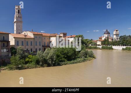 Etsch ab Ponte Pietra, Verona, Italien. Stockfoto