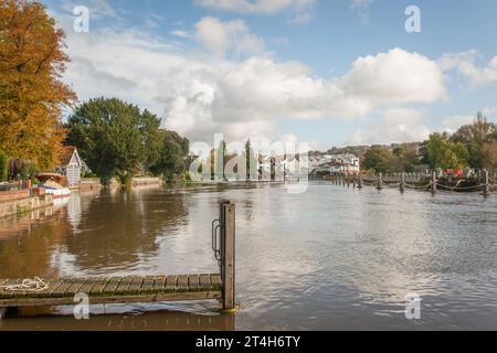 Die Themse, Marlow, Buckinghamshire, die flussabwärts in Richtung Marlow Wehr blicken. Stockfoto