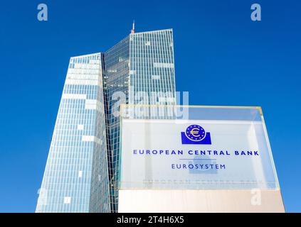 Tiefwinkelansicht des Schildes der Europäischen Zentralbank am Eingang des Skytower-Gebäudes in Frankfurt, Deutschland, Sitz der EZB seit 2015. Stockfoto