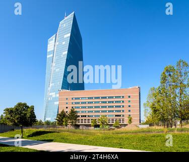 Sitz der Europäischen Zentralbank (EZB) in Frankfurt, Deutschland, bestehend aus dem Skytower-Gebäude und der renovierten ehemaligen Großhandelshalle. Stockfoto