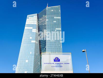 Tiefwinkelansicht des Schildes der Europäischen Zentralbank am Eingang des Skytower-Gebäudes in Frankfurt, Deutschland, Sitz der EZB seit 2015. Stockfoto