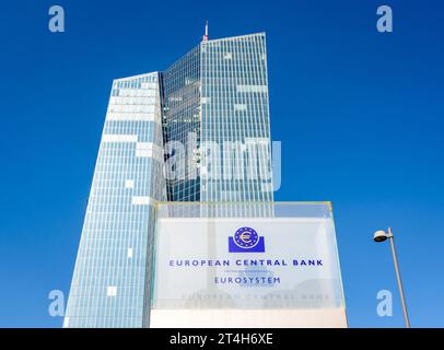 Tiefwinkelansicht des Schildes der Europäischen Zentralbank am Eingang des Skytower-Gebäudes in Frankfurt, Deutschland, Sitz der EZB seit 2015. Stockfoto