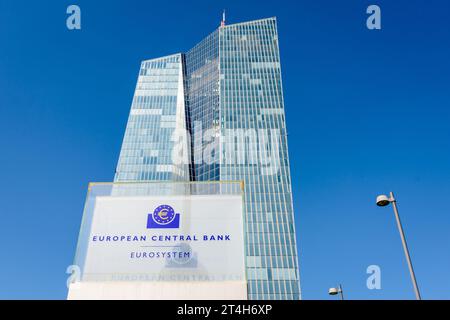 Tiefwinkelansicht des Schildes der Europäischen Zentralbank am Eingang des Skytower-Gebäudes in Frankfurt, Deutschland, Sitz der EZB seit 2015. Stockfoto