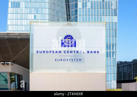 Nahaufnahme des Schildes und Logos der Europäischen Zentralbank am Eingang des Skytower-Gebäudes in Frankfurt, Deutschland, Sitz der EZB seit 2015. Stockfoto