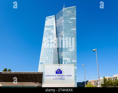 Tiefwinkelansicht des Schildes der Europäischen Zentralbank am Eingang des Skytower-Gebäudes in Frankfurt, Deutschland, Sitz der EZB seit 2015. Stockfoto