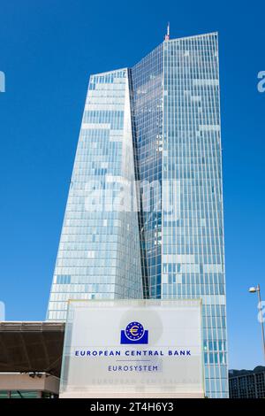 Tiefwinkelansicht des Schildes der Europäischen Zentralbank am Eingang des Skytower-Gebäudes in Frankfurt, Deutschland, Sitz der EZB seit 2015. Stockfoto