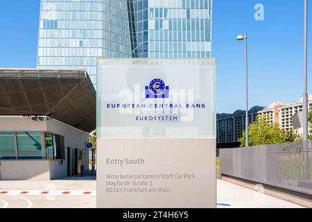 Nahaufnahme des Schildes und Logos der Europäischen Zentralbank am Eingang des Skytower-Gebäudes in Frankfurt, Deutschland, Sitz der EZB seit 2015. Stockfoto