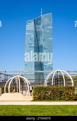 Ostansicht des Skytower-Gebäudes in Frankfurt, Deutschland, Sitz der Europäischen Zentralbank (EZB) seit 2015, vom öffentlichen Hafenpark aus gesehen. Stockfoto