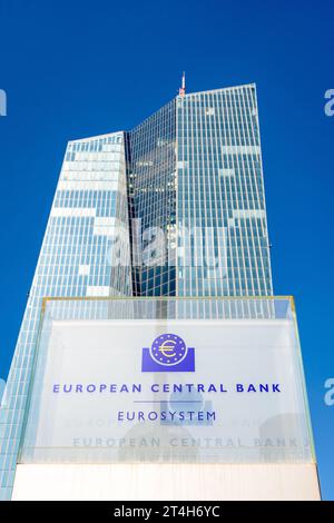 Tiefwinkelansicht des Schildes der Europäischen Zentralbank am Eingang des Skytower-Gebäudes in Frankfurt, Deutschland, Sitz der EZB seit 2015. Stockfoto