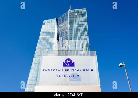 Tiefwinkelansicht des Schildes der Europäischen Zentralbank am Eingang des Skytower-Gebäudes in Frankfurt, Deutschland, Sitz der EZB seit 2015. Stockfoto