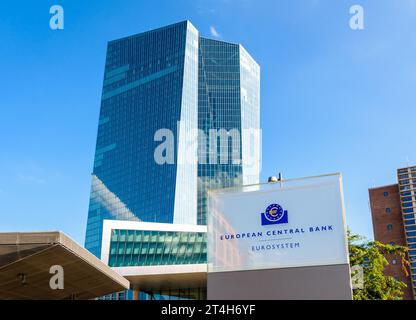 Flacher Blick auf die Nordfassade des Skytower-Gebäudes in Frankfurt, Deutschland, Sitz der Europäischen Zentralbank (EZB) an einem sonnigen Sommertag. Stockfoto