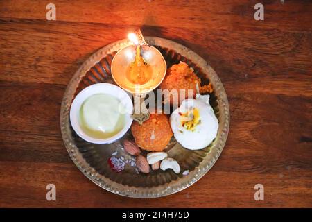 Kupferplatte gefüllt mit Rakhi und Süßigkeiten anlässlich von Raksha Bandhan aus oberem Winkel Stockfoto