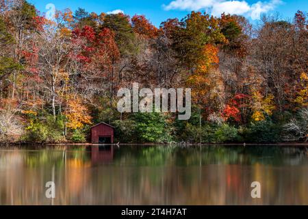 Red Boat House am Desoto State Park Lake im Herbst. In der Nähe von Mentone, AL Stockfoto