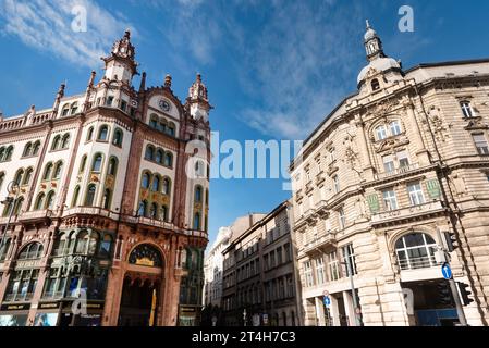 Budapest, Ungarn. Oktober 2023 prunkvolle Gebäudefassade im Belle Epoque Stil, Parisi Udvar Hotel, Budapest, Ungarn Stockfoto