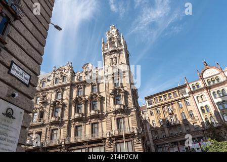 Verzierte Gebäudefassade im Belle Epoque-Stil, Matild Palace und Parisi Udvar Hotel, Budapest, Ungarn Stockfoto