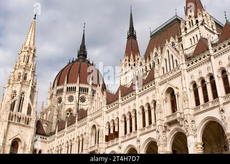 Budapest, Ungarn. 1. Oktober 2023 Sitz des ungarischen Parlamentsgebäudes der ungarischen Nationalversammlung, Kossuth-Platz auf der Pestseite der Stockfoto