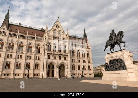 Budapest, Ungarn. 1. Oktober 2023 Sitz des ungarischen Parlamentsgebäudes der ungarischen Nationalversammlung, Kossuth-Platz auf der Pestseite der Stockfoto