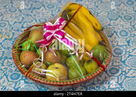 Geschenkverpackung mit verschiedenen Früchten aus verschiedenen Blickwinkeln Stockfoto