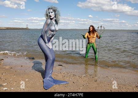 Aus dem FARBKÖRPER Kalender 2024 - Geek Art-Bodypainting und Transformaking: Aquaman und Nixe Fotoshooting mit Grabkünstlerin und Janina am Jadebusen in Wilhelmshaven. Ein Projekt des Fotografen Tschiponnique Skupin und des Bodypainters und Transformakers Enrico Lein *** aus dem FARBKÖRPER Kalender 2024 Geek Art Bodypainting and Transformaking Aquaman and Mermaid Fotoshooting mit Grabkünstlerin und Janina im Jadebusen in Wilhelmshaven Ein Projekt des Fotografen Tschiponnique Skupin und des Bodypainter and Transformaker Enrico Lein Foto:XT.xSkupinx/xFuturexImagex farbkoerper kalender 300 Stockfoto