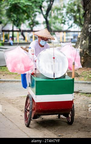 Ein Verkäufer von Süßigkeiten arbeitet von seinem Wagen aus in Rizal Park, Ermita, Manila, den Philippinen. Stockfoto