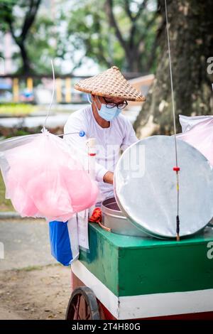 Ein Verkäufer von Süßigkeiten arbeitet von seinem Wagen aus in Rizal Park, Ermita, Manila, den Philippinen. Stockfoto