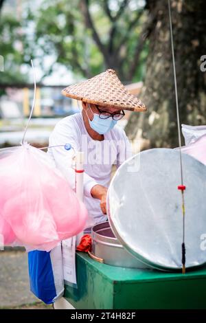 Ein Verkäufer von Süßigkeiten arbeitet von seinem Wagen aus in Rizal Park, Ermita, Manila, den Philippinen. Stockfoto