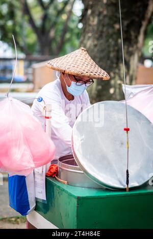 Ein Verkäufer von Süßigkeiten arbeitet von seinem Wagen aus in Rizal Park, Ermita, Manila, den Philippinen. Stockfoto