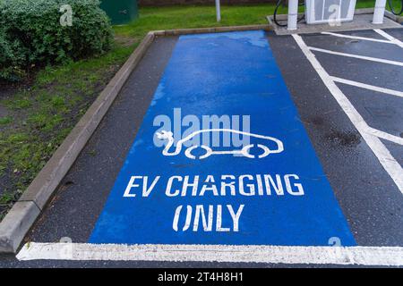 EV, Installation des Ladegeräts, BP-Impuls, Ladepunkte, Anschluss schnell, schnelle, ultraschnelle Ladegeräte, praktisch, Plug-in, Ladegeschwindigkeiten, Laden der Flotte. Stockfoto