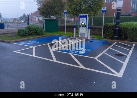 EV, Installation des Ladegeräts, BP-Impuls, Ladepunkte, Anschluss schnell, schnelle, ultraschnelle Ladegeräte, praktisch, Plug-in, Ladegeschwindigkeiten, Laden der Flotte. Stockfoto