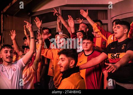 Istanbul, Türkei. 24. Oktober 2023 Galatasaray Fußballfans singen und singen Lieder vor dem Champions League Spiel gegen den FC Bayern München. N Stockfoto