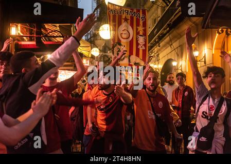 Istanbul, Türkei. 24. Oktober 2023 Galatasaray Fußballfans singen und singen Lieder vor dem Champions League Spiel gegen den FC Bayern München. N Stockfoto