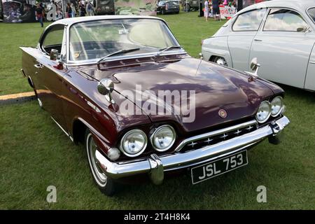 Dreiviertel Vorderansicht eines 1962 Maroon Ford Consul Capri auf der British Motor Show 2023 Stockfoto