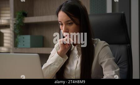 Nachdenklicher Konzentrat ernster kaukasischer Büroangestellter nachdenklich verwirrte weibliche Arbeitgeberin mit Laptop-Frau Geschäftsmanagerin denkt Stockfoto