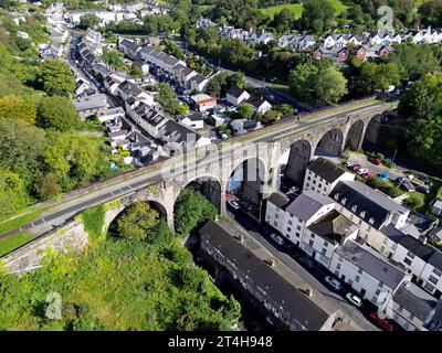 Drohnenansicht des stillgelegten Eisenbahnviadukts in Tavistock auf der ehemaligen LSWR-Bahn am Rande des Dartmoor-Nationalparks, Großbritannien. September 2023 Stockfoto