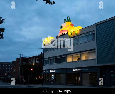 Gelbes Monster auf dem Nationwide Gebäude, St Mary's Road, Lincoln City, Lincolnshire, England, UK Stockfoto