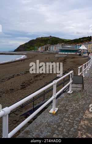 Aberystwyth, was „Mündung des Flusses Ystwyth“ bedeutet, liegt in der Region Ceredigion und ist berühmt für seine kilometerlange viktorianische Promenade und die älteste Stockfoto