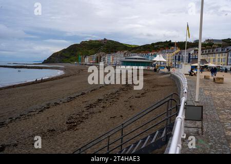 Aberystwyth, was „Mündung des Flusses Ystwyth“ bedeutet, liegt in der Region Ceredigion und ist berühmt für seine kilometerlange viktorianische Promenade und die älteste Stockfoto