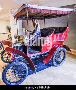 London, Großbritannien. 31. Oktober 2023. 1901 Renault mit Canopy Est £ 75.000-85,000 Bonhams bietet Oldtimer der 31 im Verkauf angebotenen Fahrzeuge an, von denen 21 vor 1905 für die Teilnahme am London-Brighton-Vintage-Car-Lauf berechtigt sind. Zwei im Verkauf angebotene Autos wurden für den diesjährigen RUN Credit vorregistriert: Paul Quezada-Neiman/Alamy Live News Stockfoto