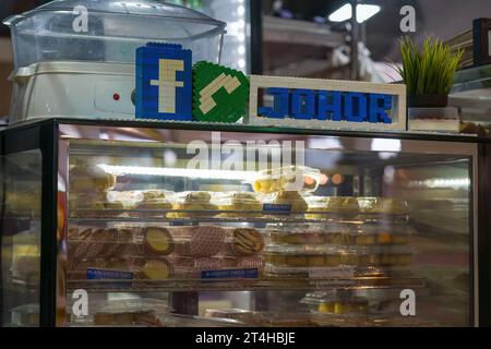 Putrajaya, Malaysia - 10. August 2022 ASortiertes Gebäck und Brot in Behältern, Verkauf in der Bäckerei auf der MAHA expo. Stockfoto