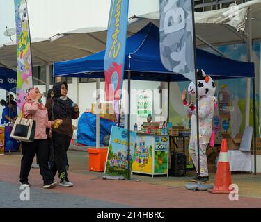 Putrajaya, Malaysia - 10. August 2022 Besucher, die während der MAHA expo am Stand vorbeilaufen. Stockfoto